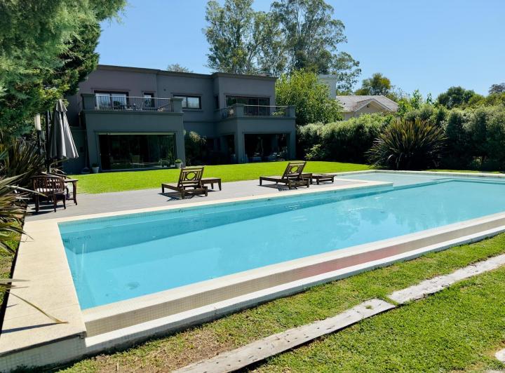 Casa · 700m² · 8 Ambientes · 2 Cocheras