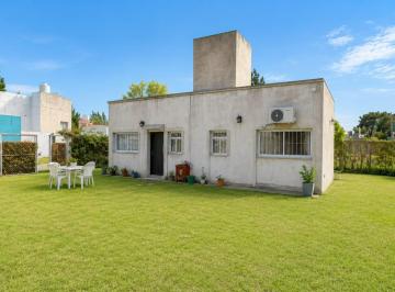 Casa · 303m² · 2 Ambientes · 1 Cochera · Casa en Villa Parque Sicardi
