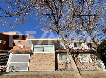 Casa · 187m² · 6 Ambientes · 1 Cochera · Casa en Alquiler, 4 Dorm. con Estudio, Nqn