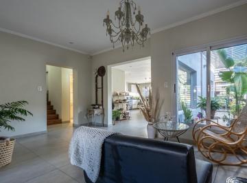 Casa · 300m² · 4 Ambientes · 3 Cocheras · Casa en Venta Full Refaccionada en La Lucila | Pileta | Quincho