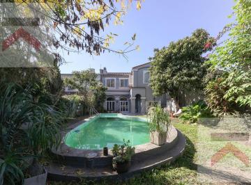 Casa · 342m² · 7 Ambientes · Lindísima Casa de 7 Ambientes con Jardin con Pileta y Quincho!