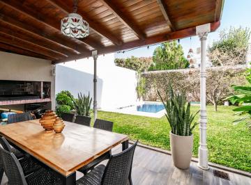 Casa · 229m² · 5 Ambientes · 2 Cocheras · Venta Impecable Casa en V. Pueyrredon