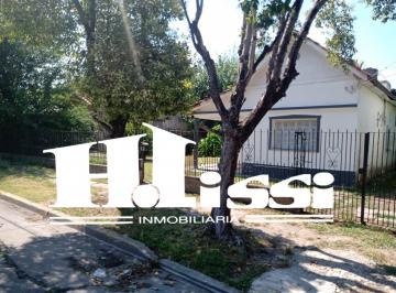 Casa · 80m² · 4 Ambientes · 10 Cocheras · Chalet Antigûo en Buen Estado