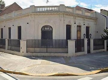 Casa · 240m² · 6 Ambientes · 1 Cochera · Casa en Villa Devoto