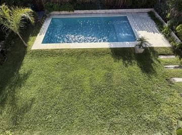 Casa · 140m² · 5 Ambientes · 2 Cocheras · Impecable Casa con 4 Dorm. Pileta Parrilla y Jardin