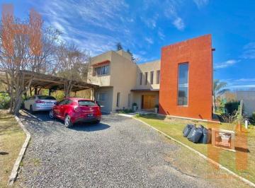 Casa · 325m² · 5 Ambientes · 2 Cocheras · Villa Warcalde, Housing El Tala