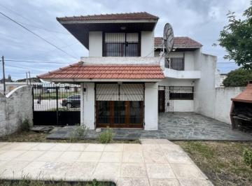 Casa · 160m² · 2 Ambientes · 1 Cochera · Oportunidad! Venta Usd 40 Mil Mas Cuotas Venta Amplia Casa 3 Ambientes con Parque y Parrilla en P