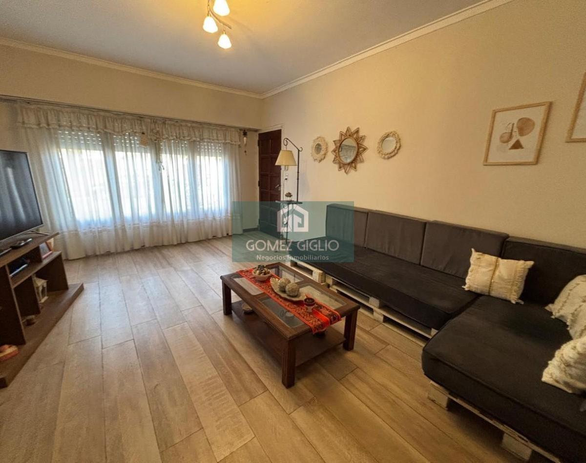 Casa 4 amb, 140m² con garage y parque — Excelente estado