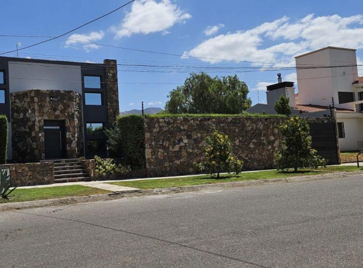 Casa · 190m² · 6 Ambientes · 4 Cocheras
