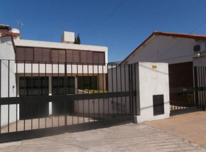 Casa · 130m² · 4 Ambientes · 2 Cocheras