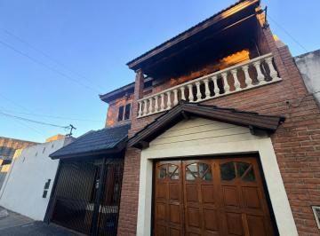 Casa de 5 ambientes, Lanús · Chalet Moderno de 5 Ambientes con Piscina, Quincho y Garage en Lanús Este