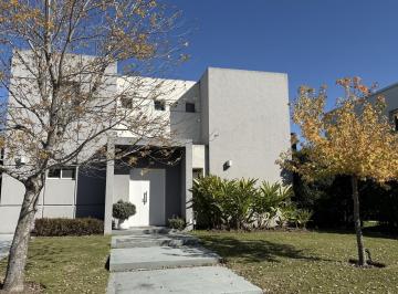 Casa · 175m² · 5 Ambientes · 2 Cocheras · Alquiler Anual de Casa en Dos Plantas en Barrio Los Alisos, Nordelta