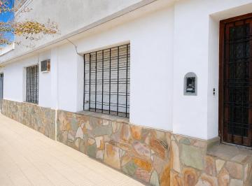 Casa · 106m² · 3 Ambientes · 1 Cochera · Casa en Venta en San Andrés de Giles – Gran Lote, Ubicación Céntrica y Financiación, Bs As Interior