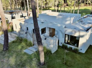Casa · 160m² · 4 Ambientes · 1 Cochera · Casa 4 Ambientes con Pileta en Isla del Golf Pinamar