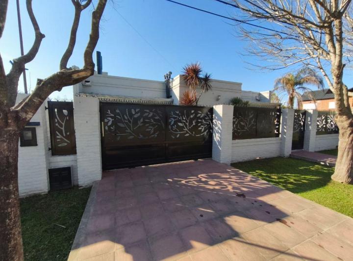 Casa · 300m² · 4 Ambientes · 2 Cocheras