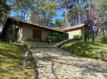 Casa · 170m² · 6 Ambientes · 3 Cocheras · Cariló | Casa en El Bosque 5 Dorm. | Lote 1.200 m² Esquina | 3 en Suite | a 8 Min. del Mar