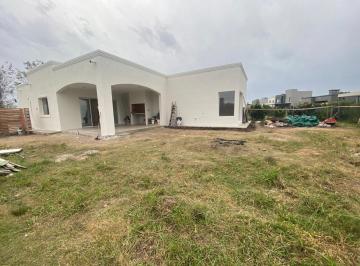 Casa · 135m² · 4 Ambientes · 3 Cocheras · Casa de en Una Planta - 4 Habitaciones a Estrenar en San Ramon, Pilar del Este