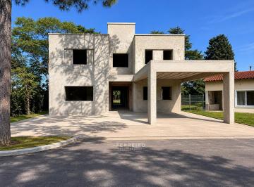 Casa · 220m² · 5 Ambientes · 3 Cocheras · Venta de Casa en Barrio Cerrado con Portón, Bella Vista