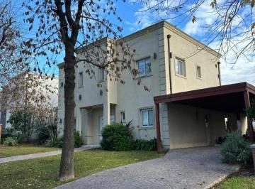 Casa · 211m² · 5 Ambientes · 2 Cocheras · Casa en Venta en Santa Guadalupe con Pileta