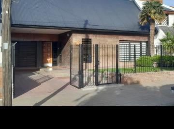 Casa de 11 ambientes, Comodoro Rivadavia · Casa Nivel Gerencial en Barrio y