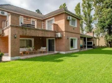 Casa · 250m² · 6 Ambientes · 4 Cocheras · Casa en Alquiler y Venta 4 Dorm., Quincho, Doble Galería y Pileta en Valle Claro