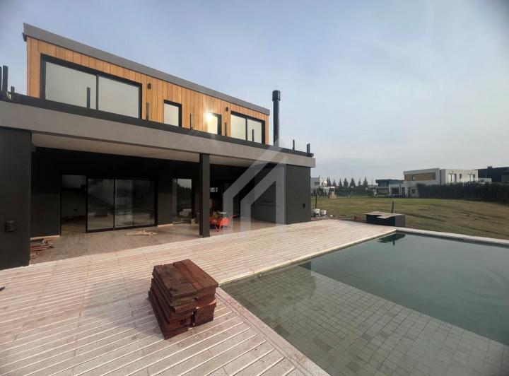 Casa · 300m² · 5 Ambientes · 1 Cochera