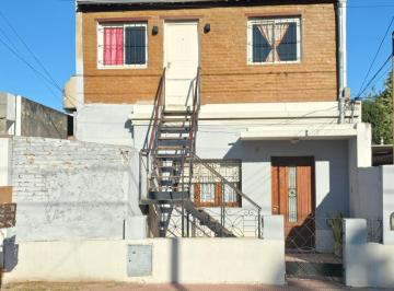 Casa · 85m² · 5 Ambientes · Casa con Departamento en Planta Alta a m de Bv. Los Granaderos