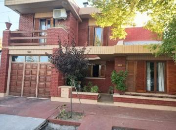 Casa de 9 ambientes, San Rafael · Casa en Venta a m del Parque Yrigoyen, 4 Habitaciones en San Rafael