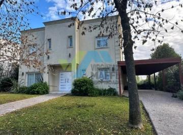 Casa · 210m² · 5 Ambientes · 3 Cocheras · Casa en Venta en Santa Guadalupe, Pilar, G. B. a. Zona Norte