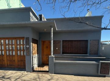 Casa · 165m² · 5 Ambientes · 1 Cochera · Casa en Av Pedro Luro 264