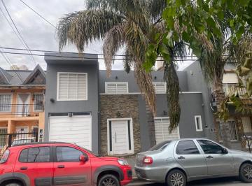Casa · 210m² · 4 Ambientes · 3 Cocheras · Casa 5 Amb. Excelente Estado