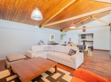 Casa · 255m² · 6 Ambientes · 3 Cocheras · Moderna Casa, con 5 Dorm, Pileta y Parrilla.
