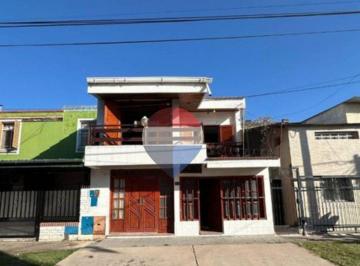 Casa · 160m² · 6 Ambientes · Venta Duplex 3 Dorm. B° 820 Viviendas