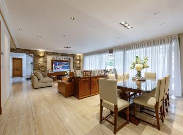 Casa · 640m² · 7 Ambientes · 3 Cocheras · Venta Imponente Casa de Lujo en Barrio Dalvian Mdz