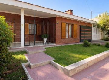 Casa · 218m² · 5 Ambientes · 2 Cocheras · Venta Casa 5 Ambientes Barrio Santa Ana