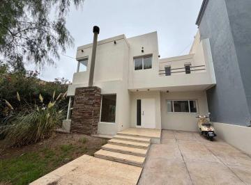 Casa · 220m² · 5 Ambientes · 1 Cochera · Casa en Venta B° Dalvian 3 Dorm.