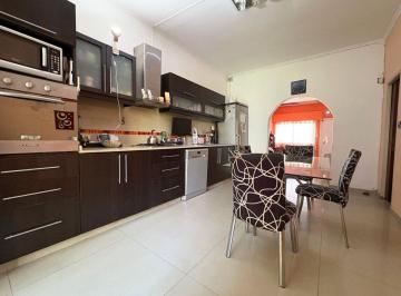 PH · 202m² · 4 Ambientes · 2 Cocheras · PH Tipo Casa 4 Ambiente en Venta Caseros Cocheras