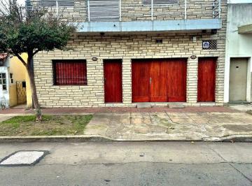 Casa de 5 ambientes, Lanús · Propiedad con 2 Viviendas Independientes en Venta en Monte Chingolo