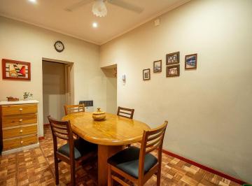 Casa · 107m² · 5 Ambientes · 2 Cocheras · Casa en Venta 2 Dorm.