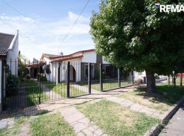 Casa · 155m² · 4 Ambientes · 1 Cochera · Casa 4 Amb con Jardin, Quincho y Pileta - Castelar