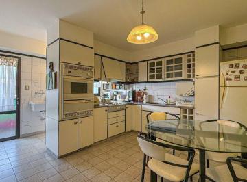 Casa · 230m² · 3 Ambientes · 1 Cochera · Venta Casa con Local Comercial con Garage Pompeya
