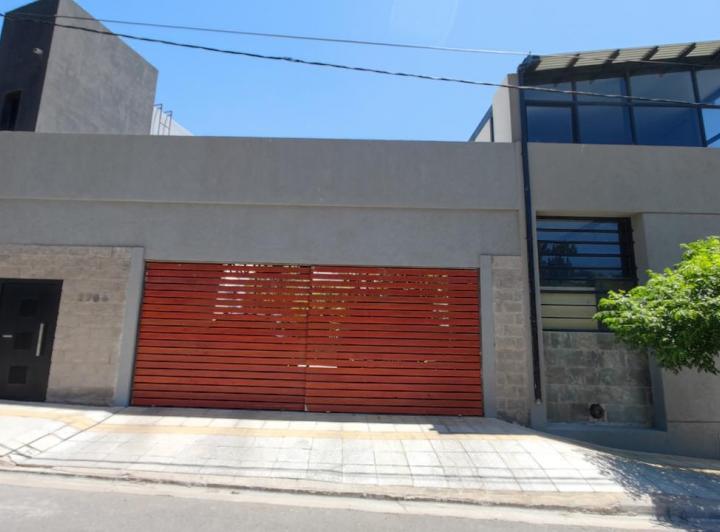 Casa · 300m² · 6 Ambientes · 2 Cocheras