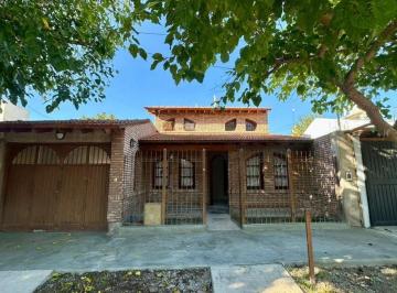 Casa · 133m² · 5 Ambientes · 2 Cocheras · Venta de Casa en Godoy Cruz.