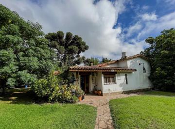 Casa · 215m² · 7 Ambientes · 3 Cocheras · Alquiler Chalet de 3 Dormi. de Estilo City Bell