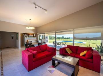 Casa · 220m² · 6 Ambientes · 1 Cochera · Venta Casa Categoría + 2 Deptos B° Punto Claro