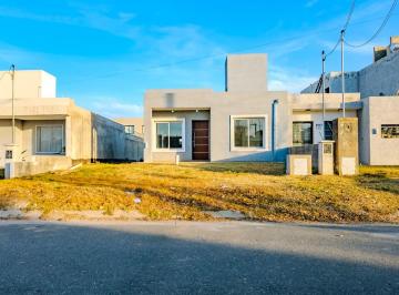 Casa Venta de 3 ambientes · Casa de 2 Dorm. con Amplia Cochera y Patio. Manzana 143 Lote 13, Valle Cercano. a Estrenar