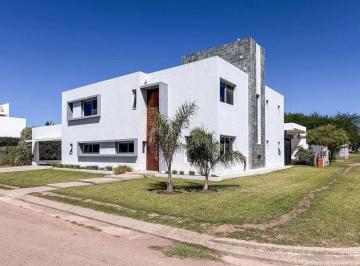 Casa · 344m² · 7 Ambientes · 2 Cocheras · Venta Casa de Categoria Bela Vista - Rio Ceballos