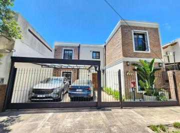 Casa · 204m² · 6 Ambientes · 2 Cocheras · Venta Casa, 6 Ambientes, Haedo, Jardin y Pileta.