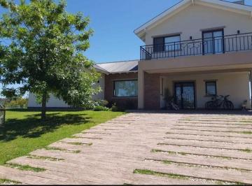 Casa · 200m² · 6 Ambientes · 1 Cochera · Venta de Casa en Barrio Cruz del Sur San Vicente