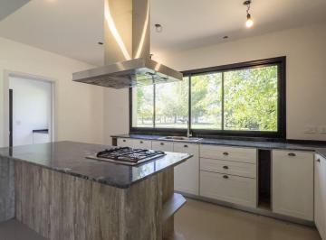 Casa · 204m² · 5 Ambientes · 2 Cocheras · Venta/permuta Casa 3 Dorm. en La Rinconada